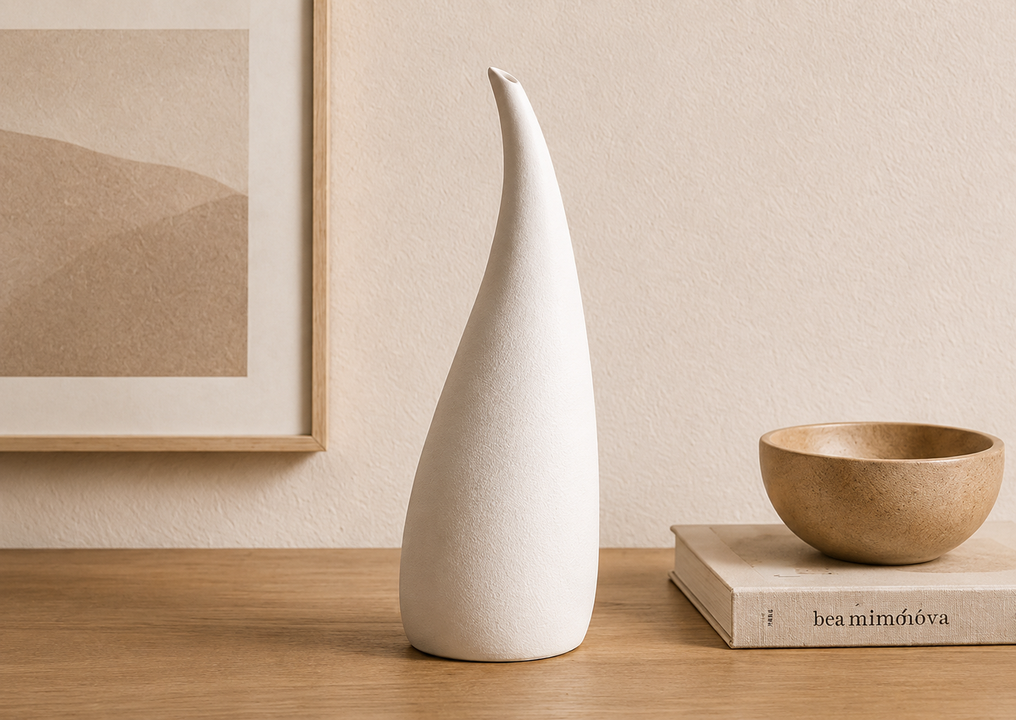 Vase Hikari en céramique blanche sur une console en bois dans une décoration Japandi.