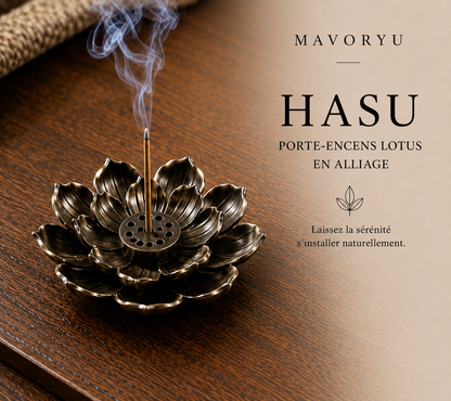 Porte-encens lotus Hasu en alliage bronze avec bâton d'encens allumé, accessoire de méditation et décoration zen.