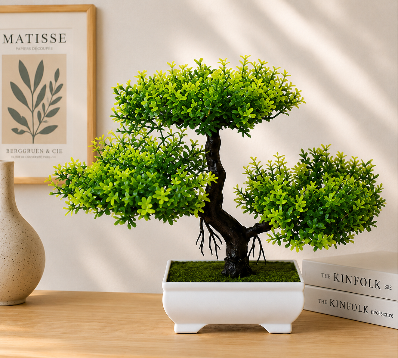 Bonsaï artificiel Akira dans une décoration intérieure Japandi avec vase en céramique et livres décoratifs