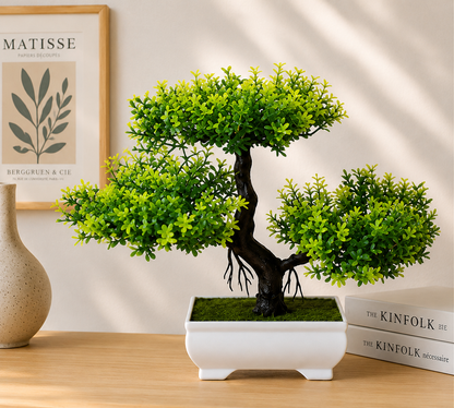 Bonsaï artificiel Akira dans une décoration intérieure Japandi avec vase en céramique et livres décoratifs