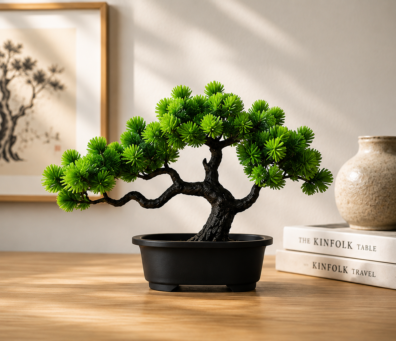 Bonsaï artificiel Kaito en décoration intérieure Japandi avec vase en céramique et livres décoratifs