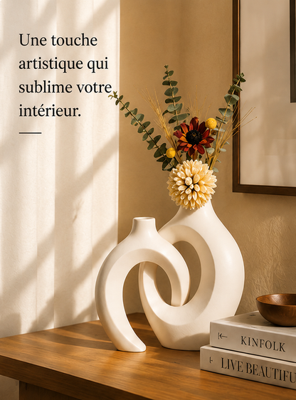 Vases décoratifs Ensō en céramique beige apportant une touche artistique et élégante à un intérieur moderne.