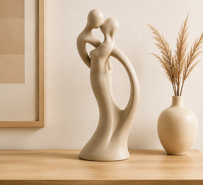 Sculpture Aiko en résine beige posée sur une console dans une décoration Japandi.