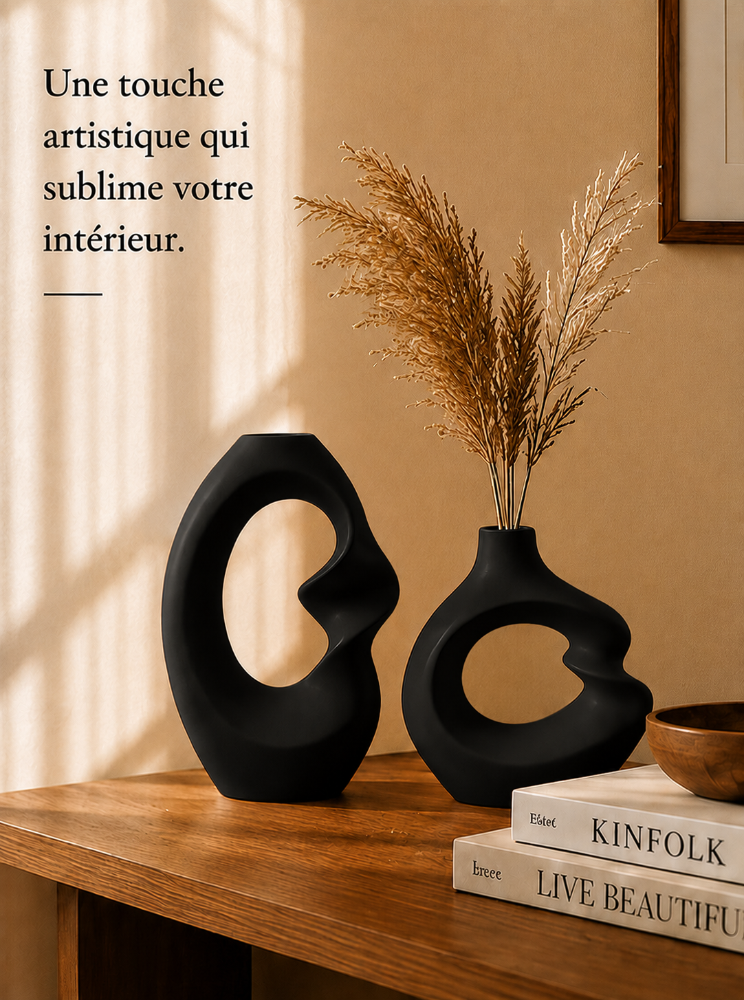 Vases décoratifs Irumi en céramique noire avec fleurs séchées sur un meuble en bois dans un intérieur Japandi élégant.