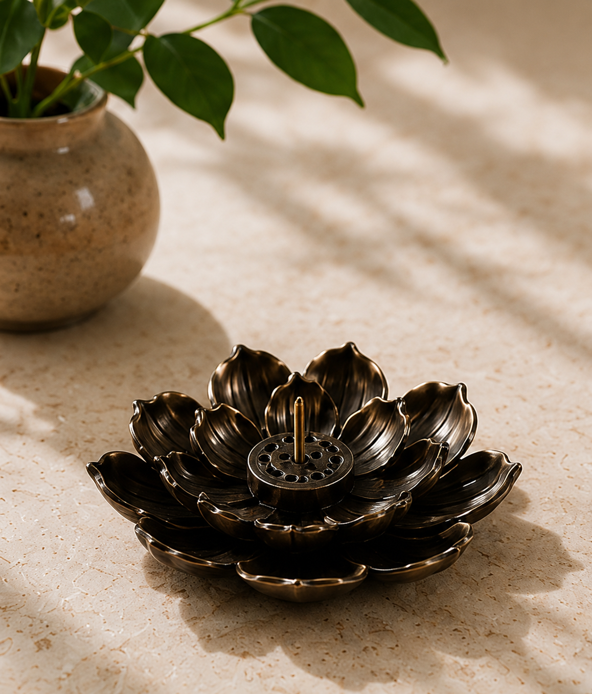 Porte-encens lotus Hasu en alliage bronze posé sur une table, décoration zen inspirée du Japon.