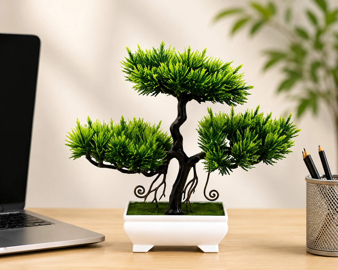 Bonsaï artificiel Takumi sur un bureau moderne, plante décorative zen sans entretien pour le bureau ou le télétravail