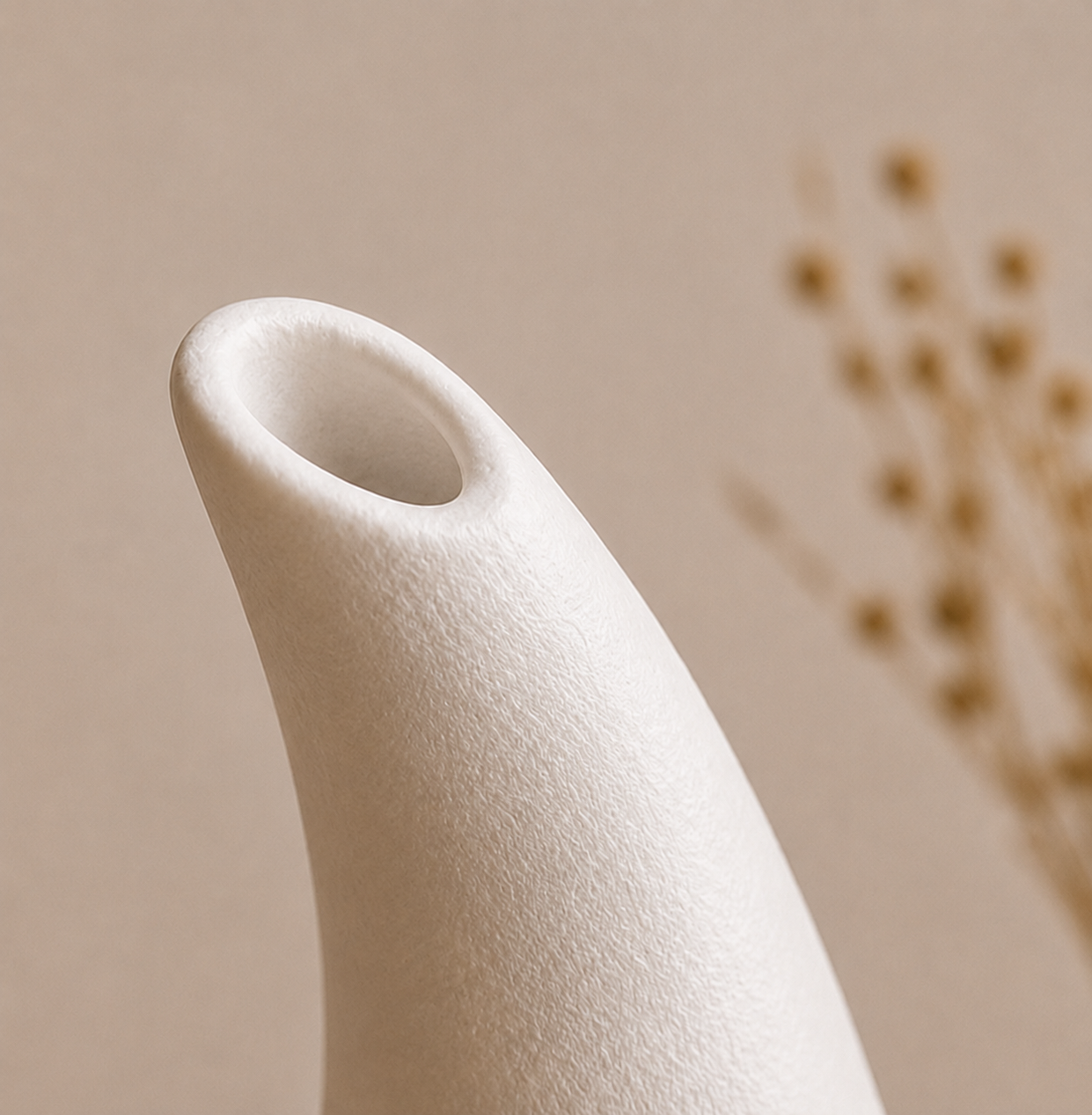 Gros plan sur la finition texturée du vase Hikari en céramique blanche.