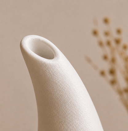 Gros plan sur la finition texturée du vase Hikari en céramique blanche.