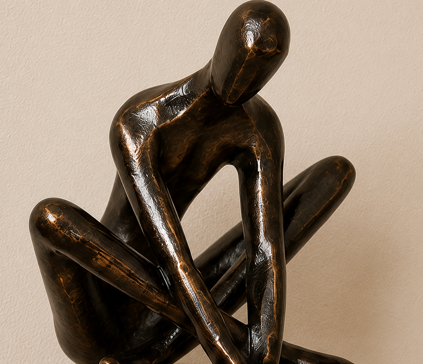 Gros plan de la sculpture Kizuna en résine noir brillant avec finition lisse et design abstrait contemporain.