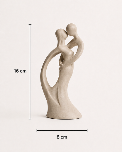 Dimensions de la sculpture Aiko en résine – 16 cm de hauteur et 8 cm de largeur.