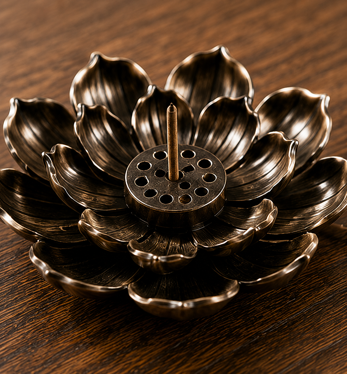 Gros plan du porte-encens lotus Hasu en alliage avec finition bronze et pétales détaillés.