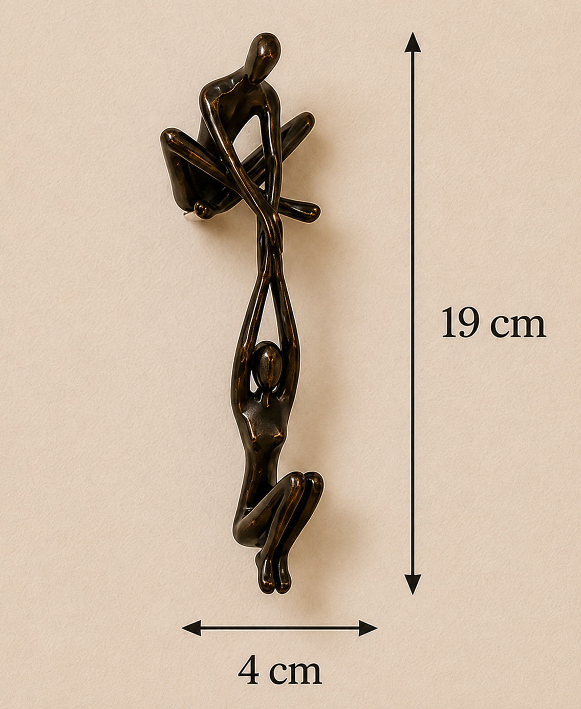 Dimensions de la sculpture Kizuna en résine noire : 19 cm de hauteur et 4 cm de largeur.