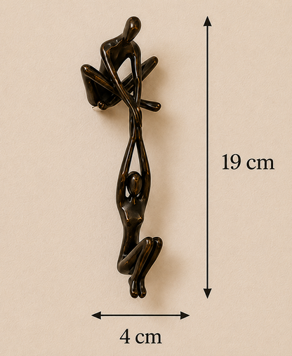 Dimensions de la sculpture Kizuna en résine noire : 19 cm de hauteur et 4 cm de largeur.