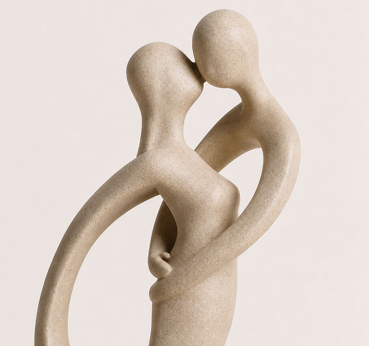 Gros plan sur la sculpture Aiko en résine avec finition texturée et design minimaliste.