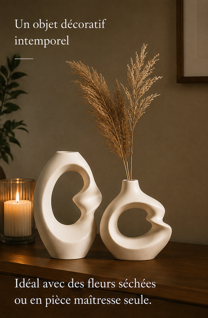 Vases décoratifs Nagomi en céramique blanche sur un meuble en bois avec fleurs séchées dans un intérieur zen.