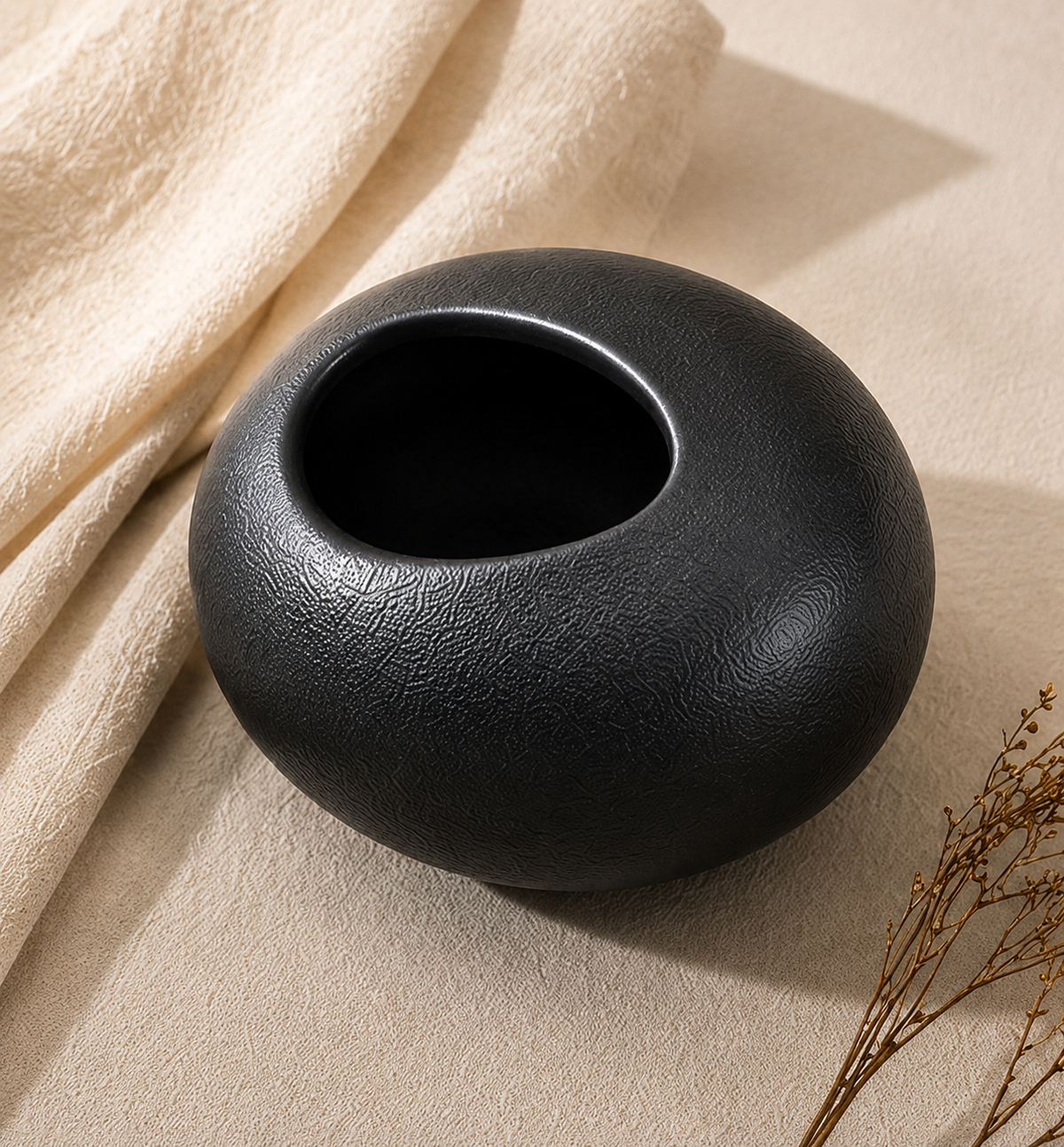 Vase Sumi en céramique noire – 14 × 7 cm