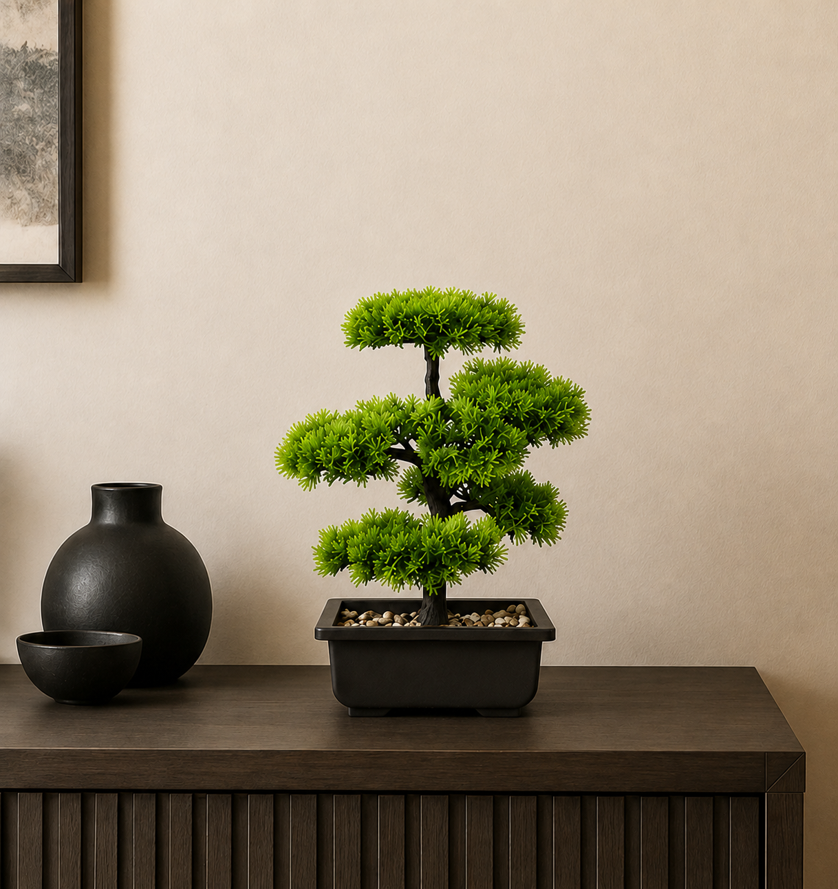 Bonsaï artificiel Daichi Mavoryu sur meuble en bois avec décoration minimaliste Japandi