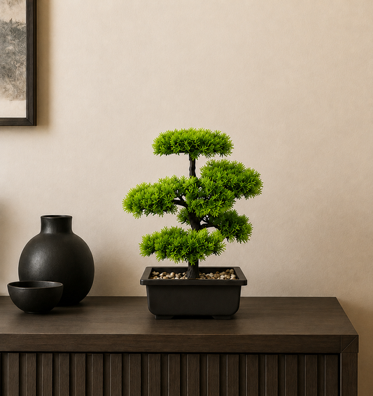Bonsaï artificiel Daichi Mavoryu sur meuble en bois avec décoration minimaliste Japandi