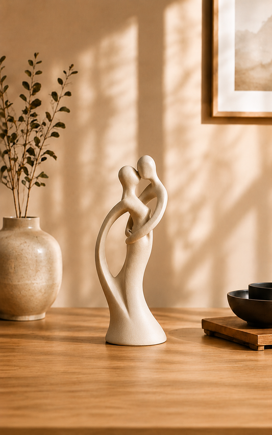 Sculpture Aiko en résine beige – 16 cm