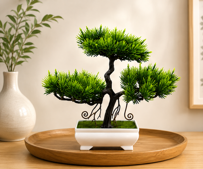 Bonsaï artificiel Takumi présenté sur un plateau en bois dans un intérieur zen et minimaliste