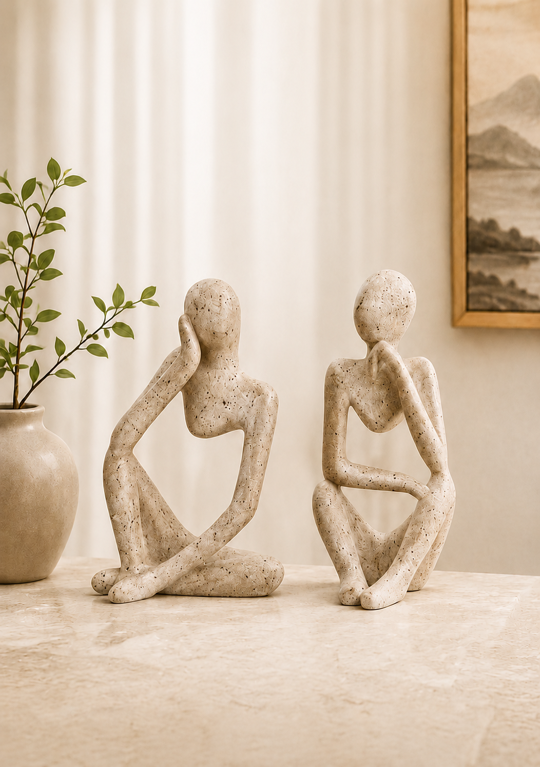 Deux sculptures décoratives abstraites Shizuka en résine effet pierre, décoration intérieure élégante et contemporaine.