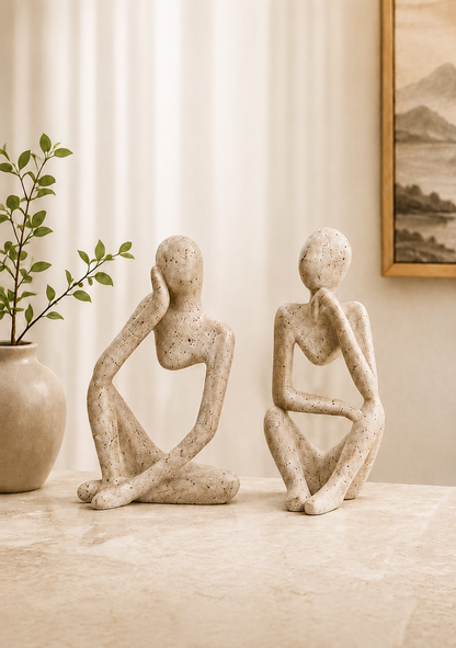 Deux sculptures décoratives abstraites Shizuka en résine effet pierre, décoration intérieure élégante et contemporaine.