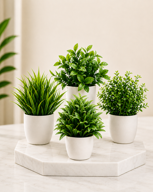 Lot de 4 plantes artificielles réalistes Kiyomi en pots blancs, décoration intérieure zen et moderne.